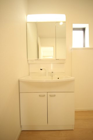 クレイドルガーデン鹿沼市泉町第3の独立洗面台|掲載写真は同施工会社の仕様・設備モデル写真です。現況とは異なりますのでご了承願います。