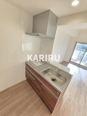 セレニテ蒲生四丁目駅前アリエのキッチン|階数・部屋によってカラーパターン有（カームブルー・ヘリンボーン・マーブルグレー）