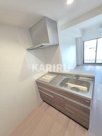 セレニテ蒲生四丁目駅前アリエのキッチン|階数・部屋によってカラーパターン違い（カームブルー・ヘリンボーン・マーブルグレー）
