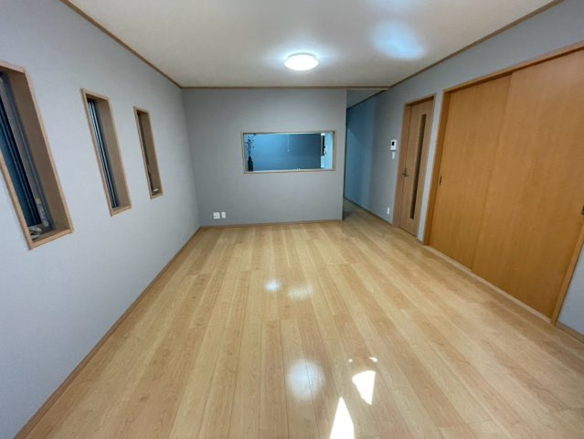 寝屋川市太間町の洋室|約15帖のリビング。クロス張替え済み。
