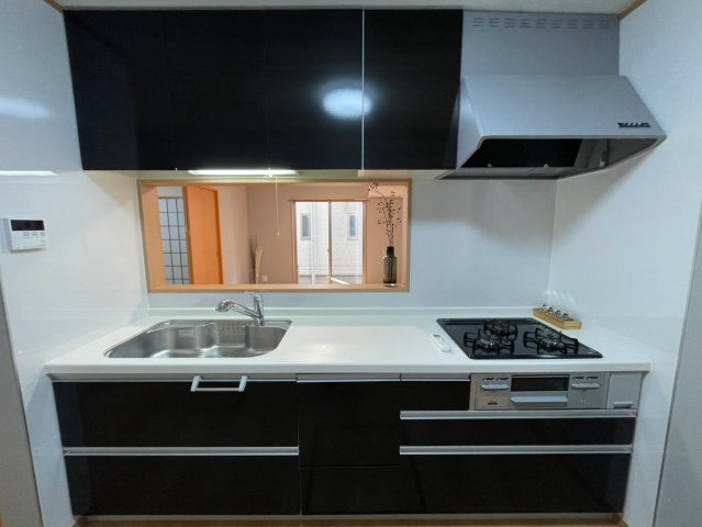 寝屋川市太間町のキッチン|3口コンロ付きシステムキッチン。
上下に収納付きで調理器具もすっきりです。