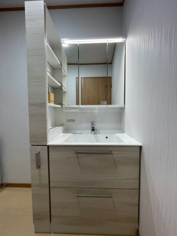 寝屋川市太間町の独立洗面台|新調済みの洗面化粧台です。スキンケア用品など収納できる可動棚付きです！
