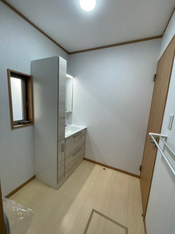 寝屋川市太間町の洗面所|洗面室は小窓付きで換気も安心です！