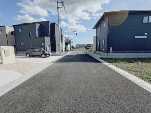 【前面道路含む現地写真】 | 東松山市松山町3丁目　新築戸建　全3棟　3号棟