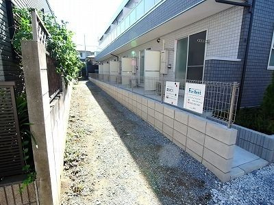 千葉市花見川区幕張町２丁目のアパートの庭