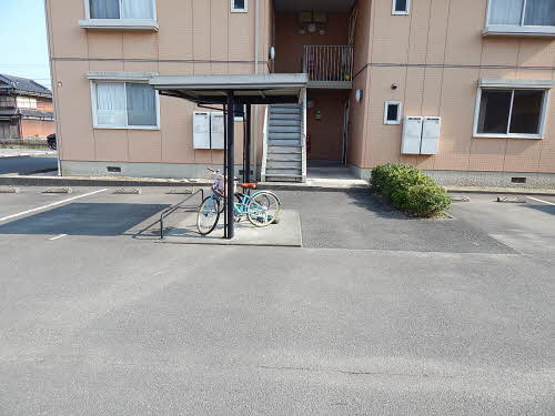 クレール今山 A棟の駐車場|駐車スペースもあります☆