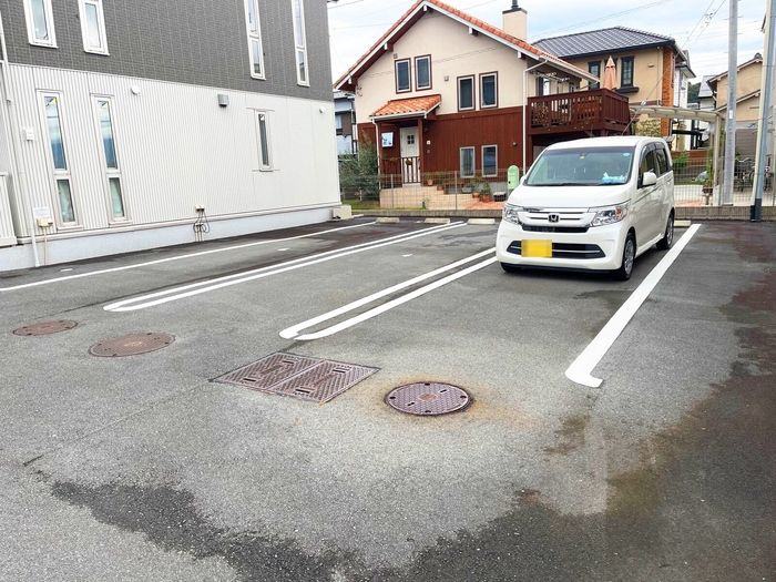 リーヴ カルムの駐車場