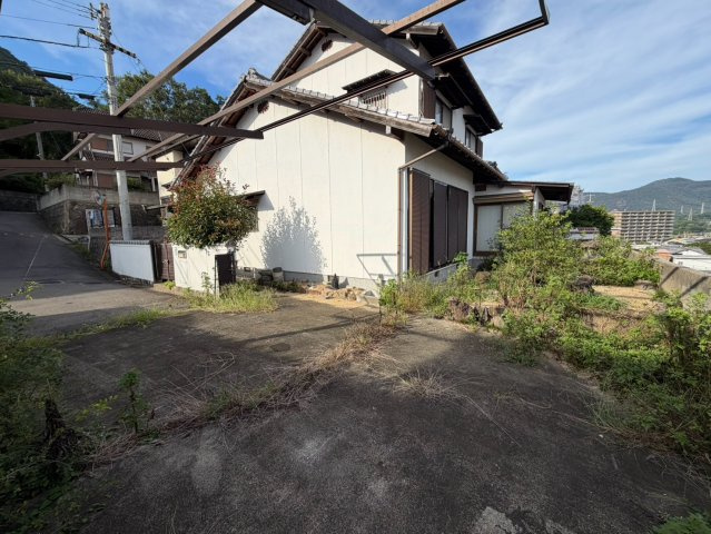 飯野山方面から見渡せる眺望のお家　社宅・セカンドハウス向きの駐車場|駐車２台程度可能です。