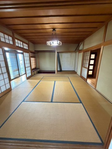 飯野山方面から見渡せる眺望のお家　社宅・セカンドハウス向きの和室|１０帖の和室が広くてリビングと一続きになっています。