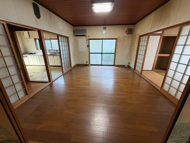 飯野山方面から見渡せる眺望のお家　社宅・セカンドハウス向きの居間・リビング|キッチン横のリビングは広くて使いやすいです。
