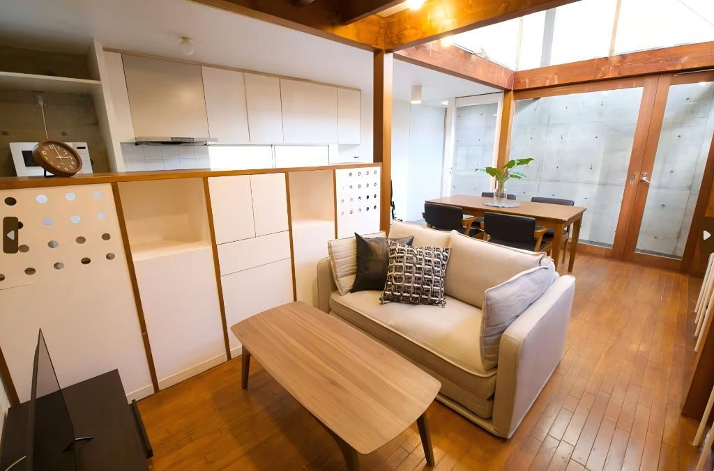 豊島区千早1丁目　中古戸建の居間・リビング|現地写真

現地ご見学希望・資料請求などお気軽にお問い合わせ下さい！
03-5990-5201