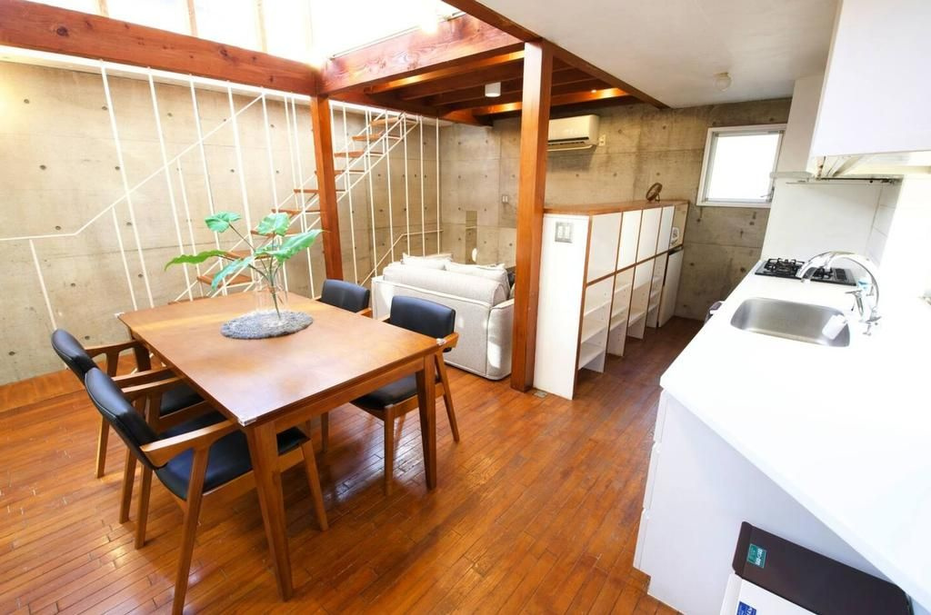 豊島区千早1丁目　中古戸建の居間・リビング|現地写真

現地ご見学希望・資料請求などお気軽にお問い合わせ下さい！
03-5990-5201