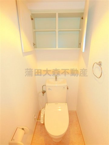 レジデンス新蒲田スクエアのトイレ|棚収納と温水洗浄暖房便座付きのトイレ