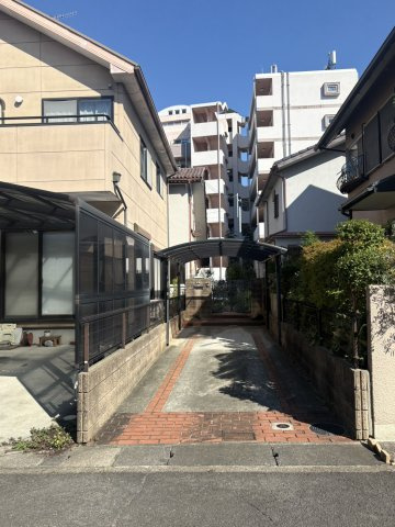 神戸市西区南別府4丁目　中古戸建の玄関|●年中無休：当日予約可●駐車スペース縦列で2台お停めいただけます！奥にはお庭もございます！