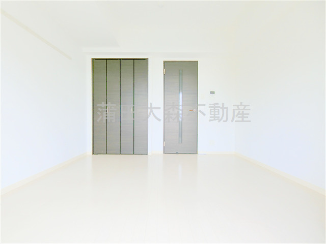 リヴシティ大森町の内装|バルコニー側からの写真　正方形の使いやすい間取り　クローゼットも1メートル以上で大きめ！