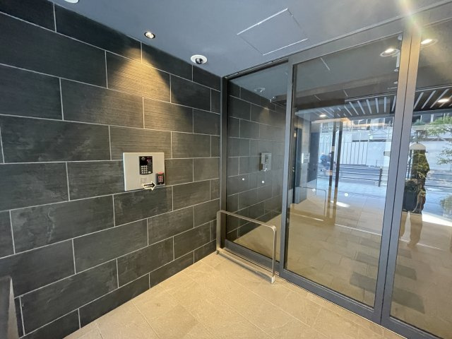 シーズンフラッツ靱本町のエントランス