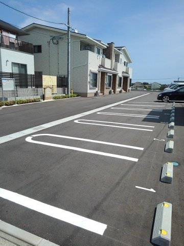 【駐車場】 | サンパティーク阿波岐原 | 駐車場があるので、車を買う予定の方も安心です