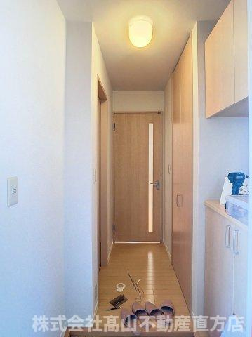 直方市大字山部のアパートの玄関