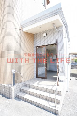 リバーサイド東櫛原【キャッシュバック対象物件】のエントランス|独立洗面台あり、毎朝おしゃれに忙しい女性の方におすすめです
