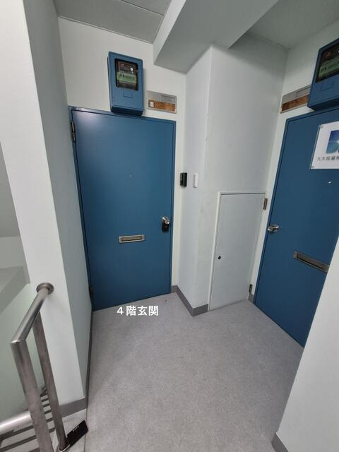 小松ビルの玄関