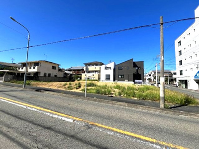 【前面道路含む現地写真】 | 南区外山二丁目　売地　2区画　 | 前面道路含む現地写真(2026年10月1日撮影)