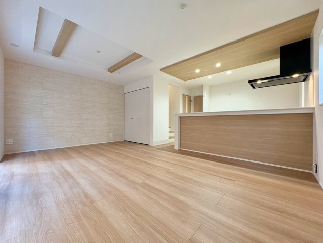 「パン屋さんが近場にあり」高知市十津2期1棟　新築一戸建ての居間・リビング|木目×ホワイトの上質なツートンデザイン。