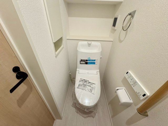 「パン屋さんが近場にあり」高知市十津2期1棟　新築一戸建てのトイレ|清潔感あふれる温水洗浄便座付きトイレ。小窓付きで採光と換気もしっかり確保されています。