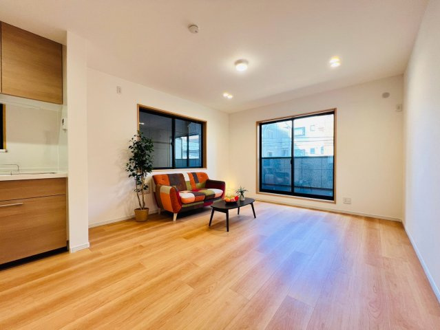 【居間・リビング】 | 豊島区池袋本町１丁目　中古戸建て | 大きな窓から光が差し込む明るく開放的な大空間LDK