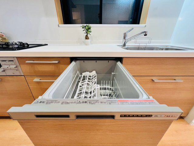 【キッチン】 | 豊島区池袋本町１丁目　中古戸建て | 家事負担を軽減し手荒れも防ぐ食器洗い乾燥機を標準装備