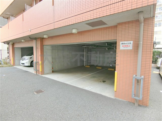 スカイコート大森第５の駐車場|敷地内屋根付き平置き駐車場　空き状況等詳細はお問合せ下さい。