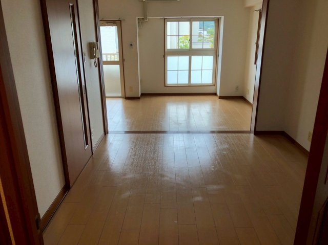 エスタシオンの居間・リビング|同建物別部屋 現況優先
