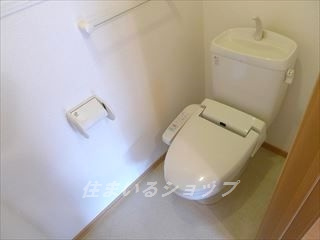 サニーレジデンスＦⅡのトイレ|温水洗浄便座・収納棚あり