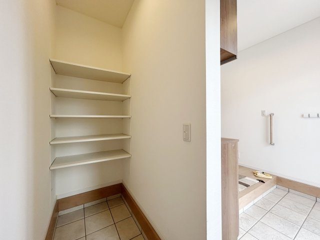 【中古戸建】前橋市元総社町の収納|■SIC｜土間続きの収納♪靴はもちろん、汚れやすいベビーカーやアウトドア用品など拭かずにしまえてうれしい♪アクセントクロスでおしゃれな印象もプラス☆彡