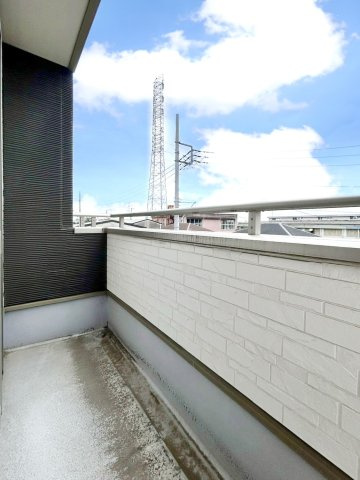 【中古戸建】前橋市元総社町のバルコニー|■バルコニー｜あたたかな陽のひかりを浴びることのできるバルコニー。お洗濯物やお布団を干せば、家族みんなが気持ちよく暮らすことができます(*^^*)