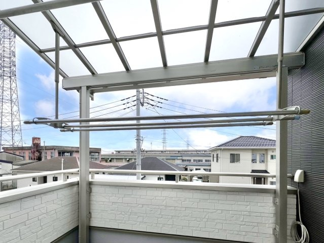 【中古戸建】前橋市元総社町のバルコニー|■バルコニー｜共働きのご家庭に嬉しい屋根付きバルコニー！急に雨が降ってきても安心です♪