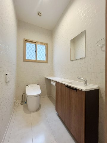 【中古戸建】前橋市元総社町のトイレ|■トイレ｜1階と2階にトイレがございます♪壁には小物を置けるスペースがあるのでトイレットペーパーのストックを置いておくのにも便利です♪写真などを飾ってもおしゃれですね♪