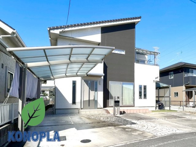 【中古戸建】前橋市元総社町の外観|■外観｜広々とした駐車スペースで楽々駐車可能！お買い物後もスムーズにお荷物を運べます♪