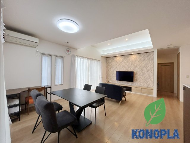 【中古戸建】前橋市元総社町の居間・リビング|■リビング｜時の流れと共に陽射しは装いを変え空間に新たな彩りを与えます。一日中家に居ても飽きることなく過ごすことができる素敵な空間です♪