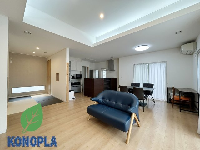 【中古戸建】前橋市元総社町の居間・リビング|■リビング｜オシャレなあなたなは、どんな家具をアクセントクロスに合わせますか？