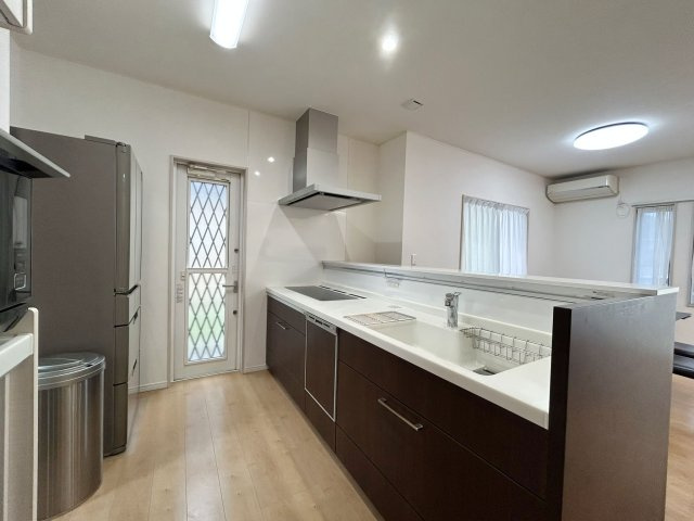 【中古戸建】前橋市元総社町のキッチン|■キッチン｜リビングまでの見通しが良く、家事をしながらでも、お子様の様子を見られるようになっています。お子様がいつもママのそばにいる安心感も生まれます♪