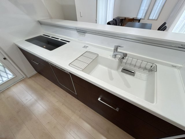 【中古戸建】前橋市元総社町のキッチン|■キッチン｜作業がはかどる広々カウンタースペース。会話がはずむ「オープンキッチン」なので家族とのコミュニケーションも活発になります。