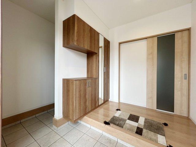 【中古戸建】前橋市元総社町の玄関|■玄関｜収納豊富な玄関♪全身ミラー付き収納もあり、お出かけ前の身だしなみチェックもバッチリです！