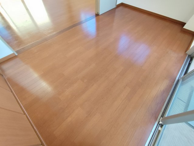 アルファイーストの洋室