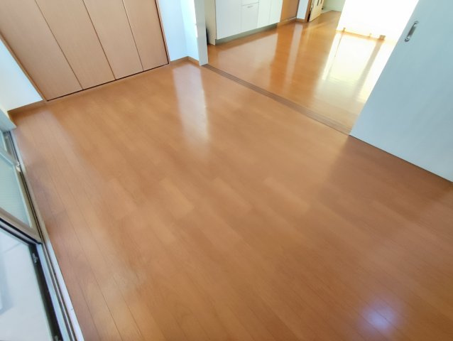 アルファイーストの洋室