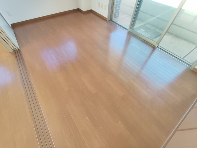 アルファイーストの洋室
