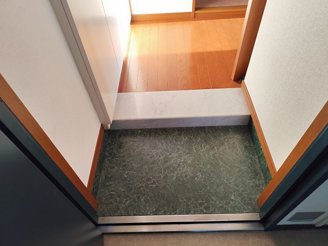 アルファイーストの玄関