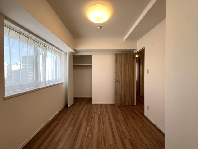 たまには休日に昼飲みとかしちゃう？野毛がもはや庭！飲んだ次の日はみなとみらいをランニングしてリセット。それって、何気に理想的な生活でしょ？な、【シーガルパレス桜木町】リノベーションの洋室|明るい洋室です