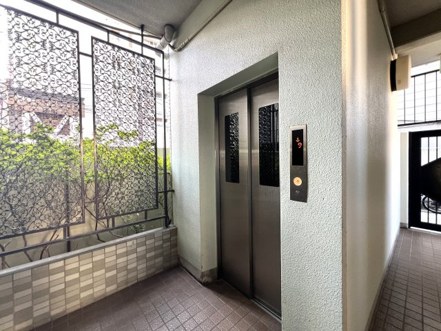 たまには休日に昼飲みとかしちゃう？野毛がもはや庭！飲んだ次の日はみなとみらいをランニングしてリセット♪な【リノベ／シーガルパレス桜木町】のその他共用部分