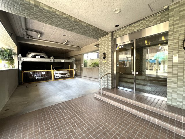 たまには休日に昼飲みとかしちゃう？野毛がもはや庭！飲んだ次の日はみなとみらいをランニングしてリセット♪な【リノベ／シーガルパレス桜木町】のエントランス|ゆとりのあるエントランスです