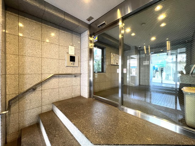 たまには休日に昼飲みとかしちゃう？野毛がもはや庭！飲んだ次の日はみなとみらいをランニングしてリセット。それって、何気に理想的な生活でしょ？な、【シーガルパレス桜木町】リノベーションのエントランス|清潔なエントランスです